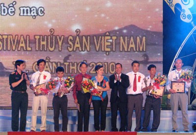 Five organizations receiving the Vietnam Guinness record certificates. (Photo:Dan Tri)